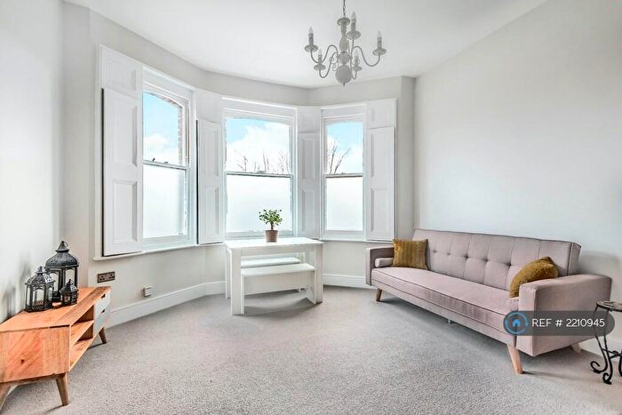 2 Bedroom Flat To Rent In Avenue Park Road, London, SE27