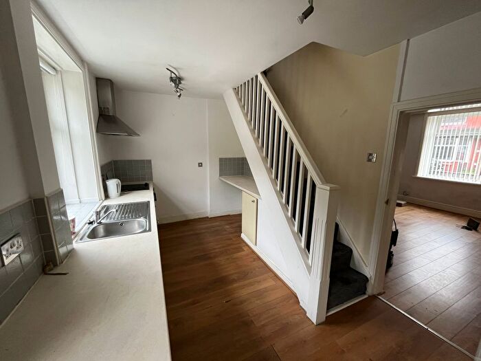 2 Bedroom End Terrace House To Rent In Ripponden Road, Oldham, OL4