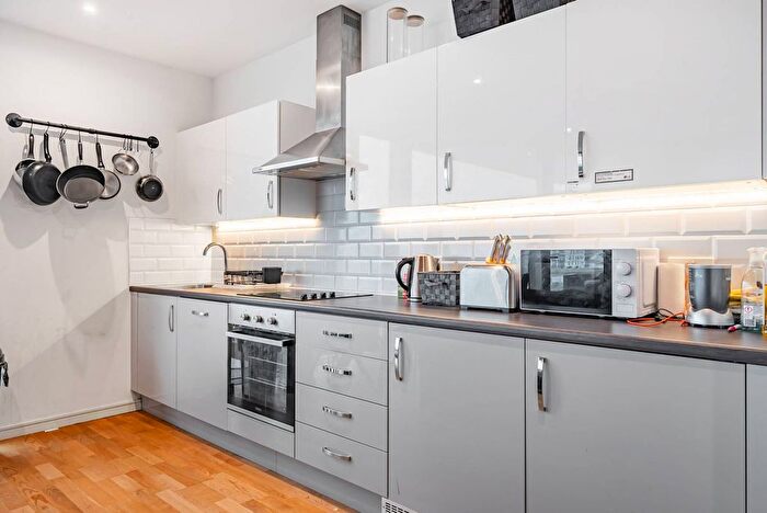 2 Bedroom Flat To Rent In Enterprise Way, Wandsworth, London, SW18