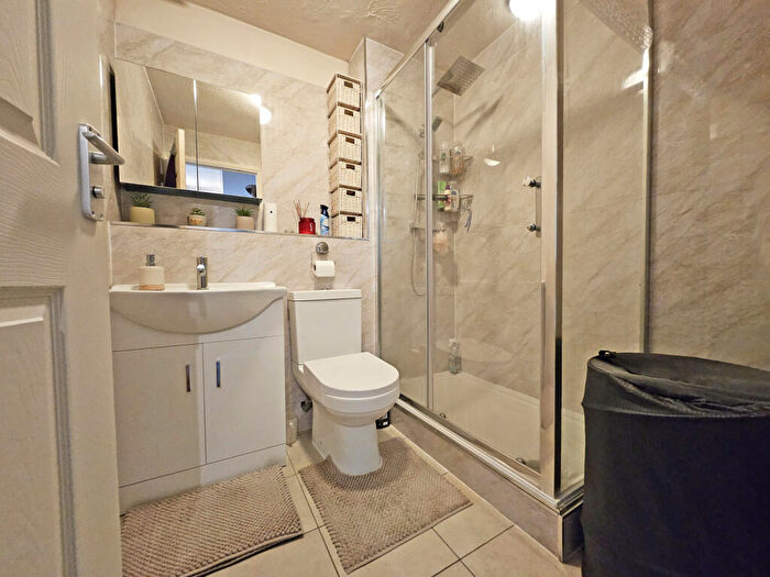 2 Bedroom Apartment To Rent In Ravenings Parade, Ilford, Greater London, IG3