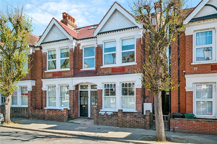 3 Bedroom Flat To Rent In Badminton Road, London, SW12