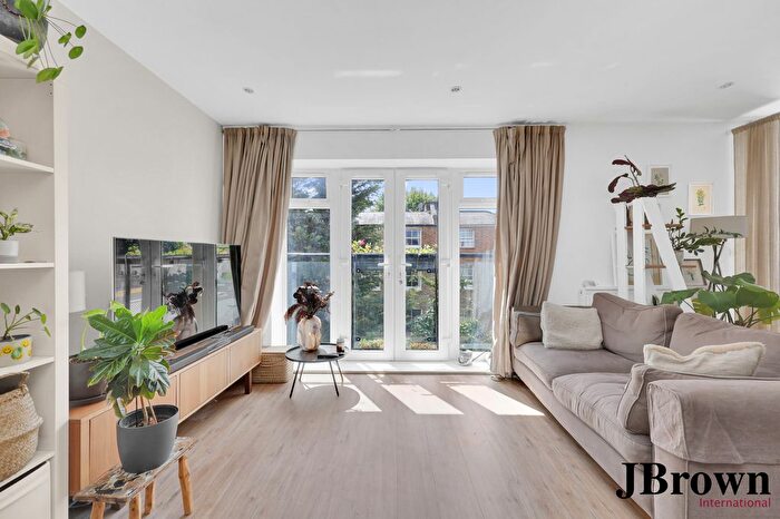 Studio To Rent In Havilland Mews, London, W12