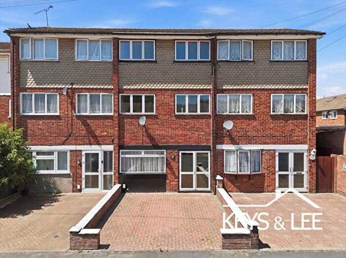4 Bedroom Town House For Sale In Charlotte Gardens, Romford, RM5