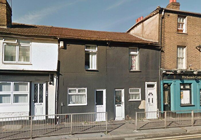 2 Bedroom Flat For Sale In Luton Road, Chatham, Kent, ME4