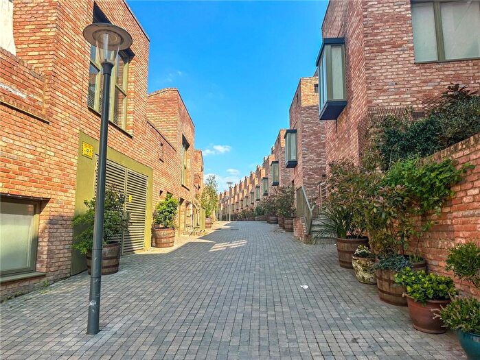 1 Bedroom Apartment For Sale In Edgewood Mews, Finchley, London, N3