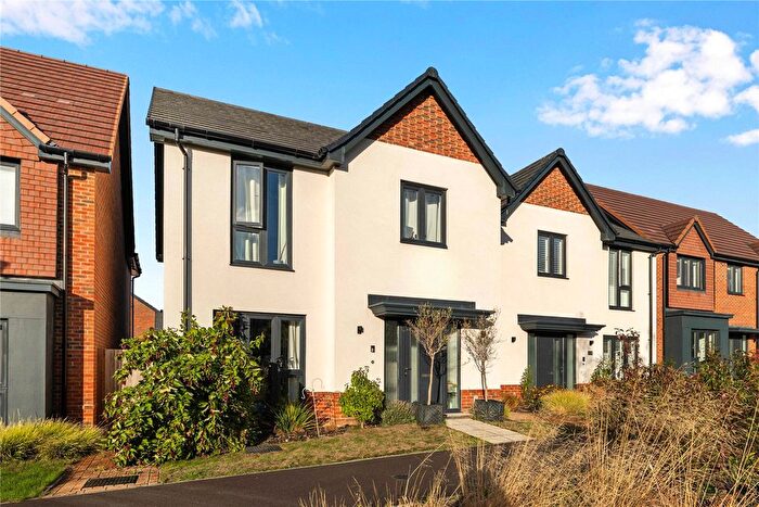 4 Bedroom Detached House For Sale In Collins Walk, Crowthorne, Berkshire, RG45