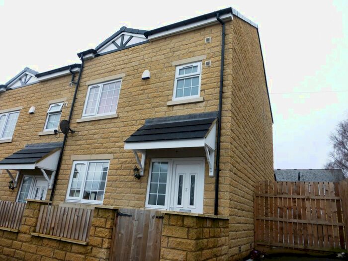 4 Bedroom Detached House To Rent In Lingwood Gardens, Bradford, BD8