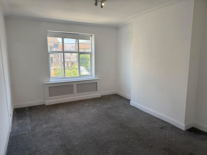 4 Bedroom Flat To Rent In Windsor Court, NW11