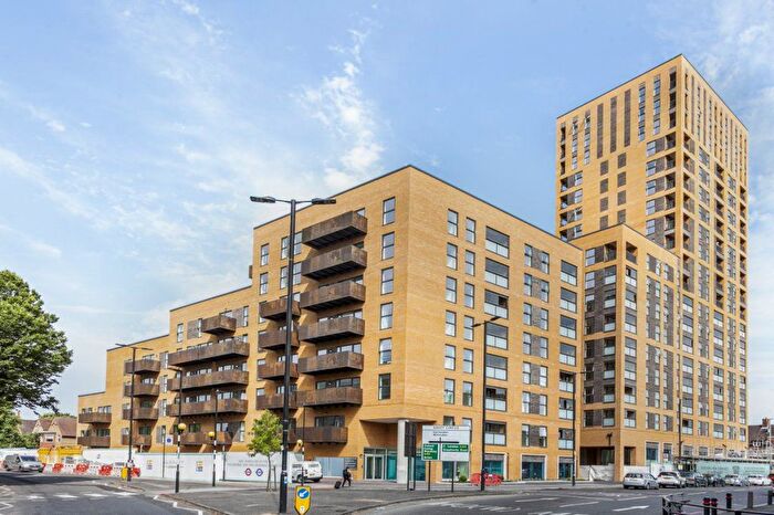 3 Bedroom Flat To Rent In East Acton Lane, London, W3