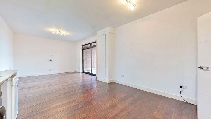 3 Bedroom Flat To Rent In Ballards Lane, London, N12