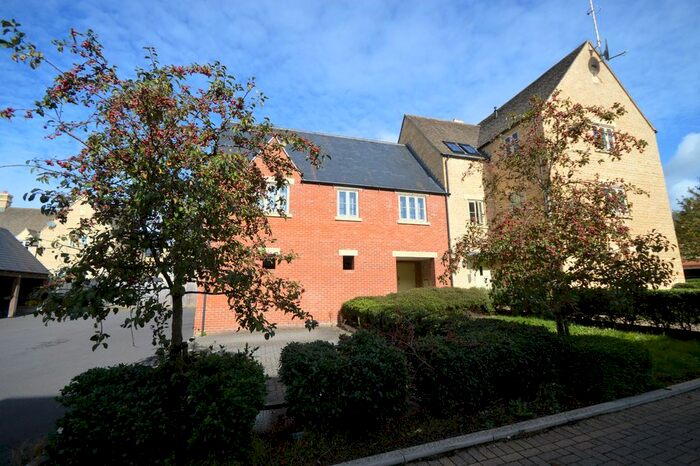 2 Bedroom Flat To Rent In Cross Close, Cirencester, GL7