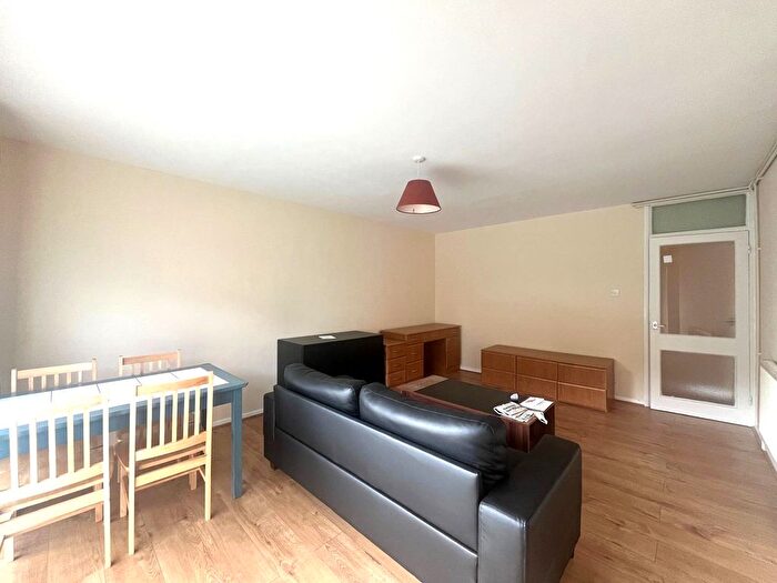 2 Bedroom Flat To Rent In Pine Tree Close, Hounslow, TW5