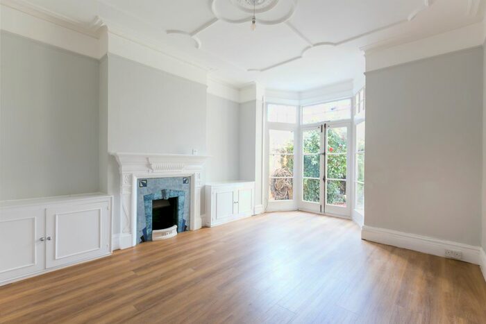 2 Bedroom Flat To Rent In Hillcrest Road, London, Acton Central, W3