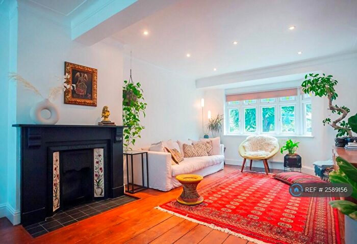 4 Bedroom Semi-Detached House To Rent In The Avenue, London, E4