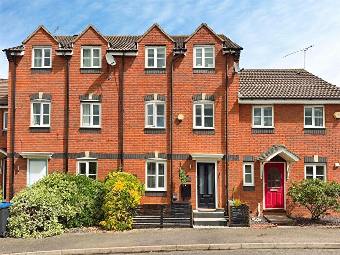 3 Bedroom Town House For Sale In Glendower Approach, Heathcote, Warwick, CV34
