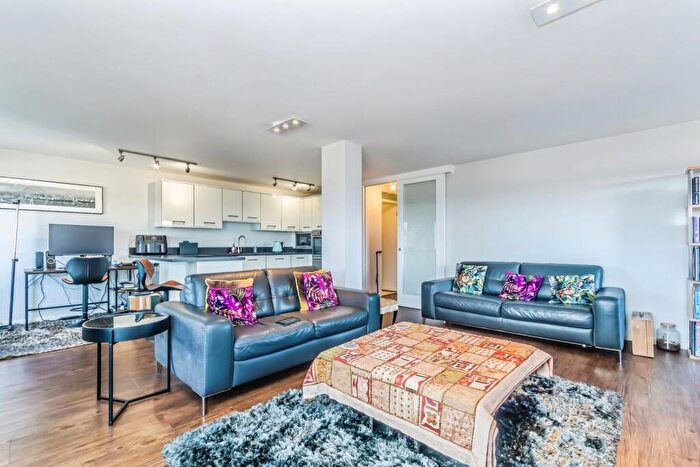2 Bedroom Flat For Sale In Deverill Court, Avenue Road, London, SE20