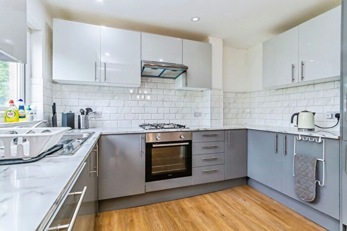 2 Bedroom Maisonette For Sale In Leyburn Gardens, Croydon, CR0