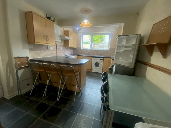 4 Bedroom Semi-Detached House To Rent In Earls Road, SO14