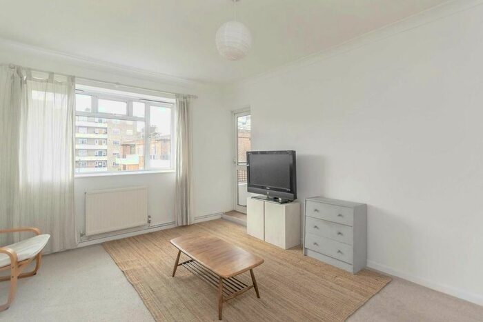 3 Bedroom Flat To Rent In Peterborough Road, London, SW6