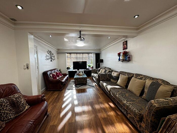 5 Bedroom Terraced House To Rent In Stoke Avenue, Ilford, Essex, IG6