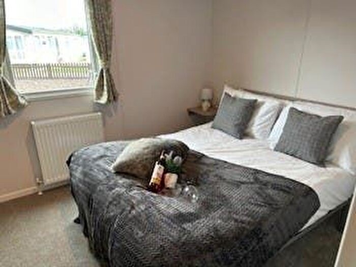 2 Bedroom Mobile/park Home For Sale In Carr Road, Felixstowe, IP11