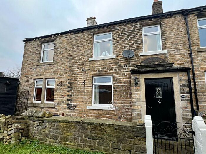 2 Bedroom End Of Terrace House To Rent In Crosland Hill Road, Crosland Moor, Huddersfield, HD4
