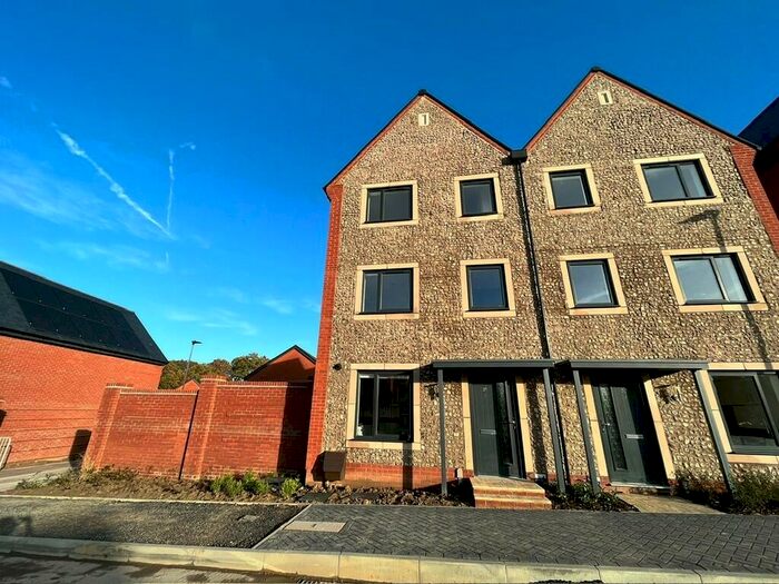 3 Bedroom Semi-Detached House To Rent In Flagpond Road, Whiteley, PO15