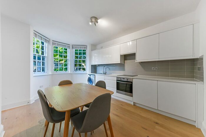 3 Bedroom Flat To Rent In Portland Street, Walworth Village, London, SE17