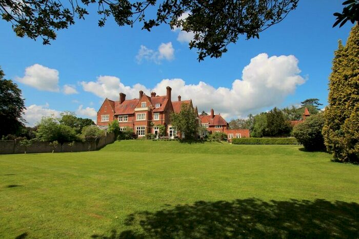 2 Bedroom Apartment For Sale In Tidmarsh Lane, Tidmarsh, Reading, Berkshire, RG8