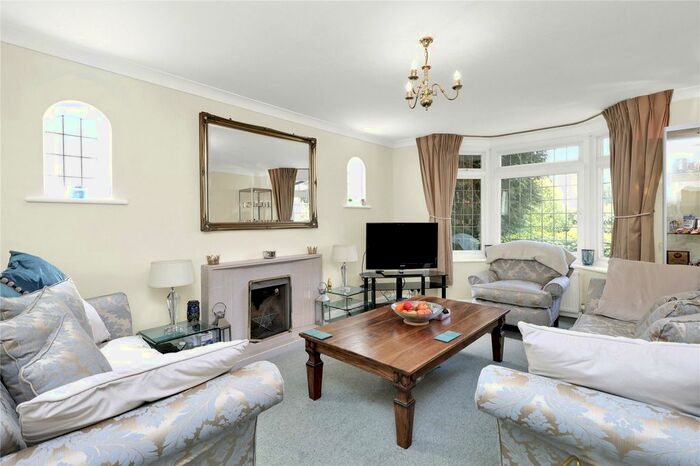 4 Bedroom Detached House For Sale In Oatlands Drive, Weybridge, KT13