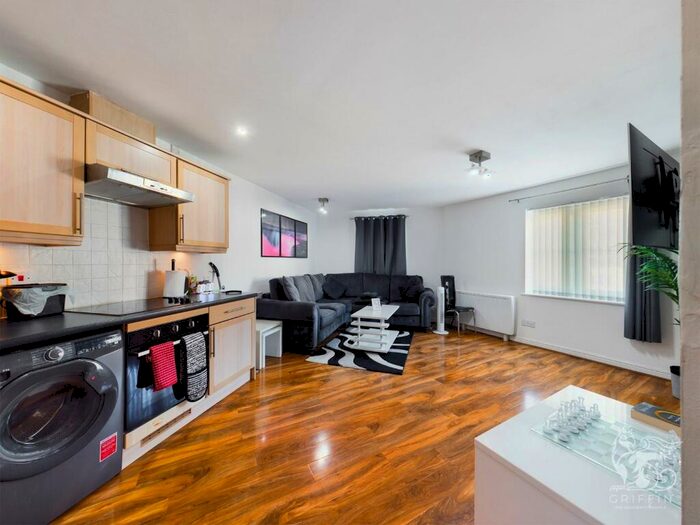 2 Bedroom Flat To Rent In Windermere Avenue, Purfleet, RM19