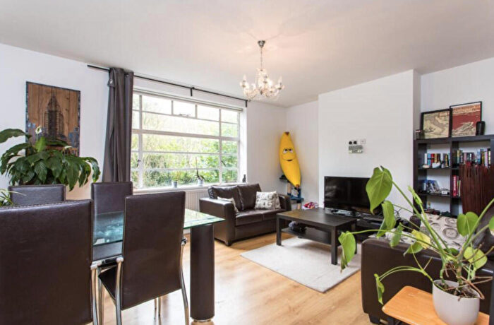 3 Bedroom Apartment To Rent In Brookland Rise, Golders Green, London, NW11