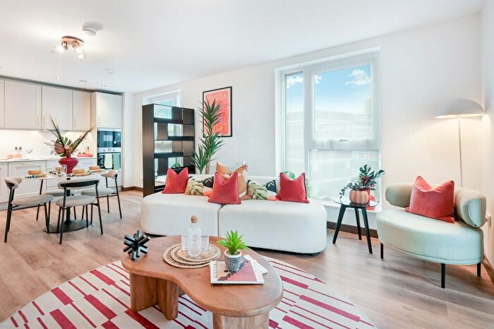 3 Bedroom Apartment For Sale In Caxton Square, Alexandra Park Borders, London, N22