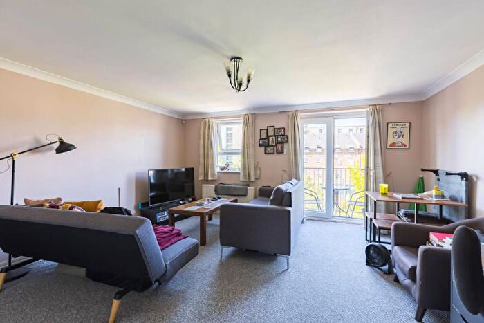 2 Bedroom Flat For Sale In Schooner Close, Isle Of Dogs, London, E14