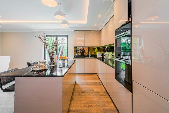 3 Bedroom Flat To Rent In Penn Road, Beaconsfield, Buckinghamshire, HP9