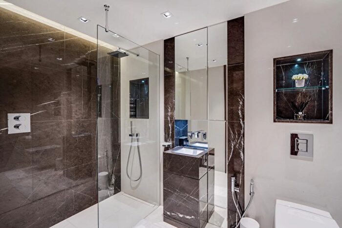 3 Bedroom Flat To Rent In Kensington High Street, London, W14