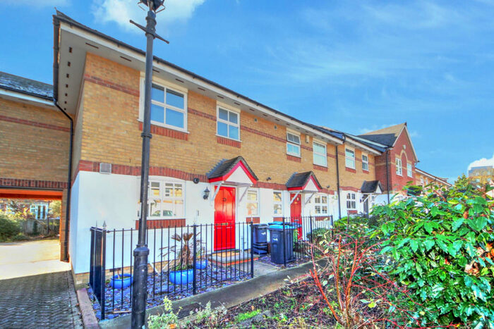 3 Bedroom End Of Terrace House To Rent In Leigh Hunt Drive, Southgate, N14