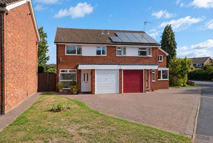 3 Bedroom Semi-Detached House For Sale In Broadstone Road, Harpenden, AL5