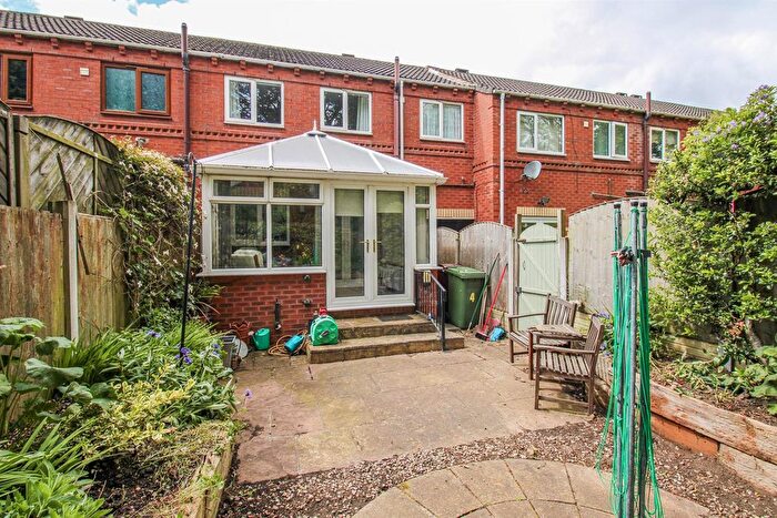 3 Bedroom Town House For Sale In The Maltins, Castleford, WF10