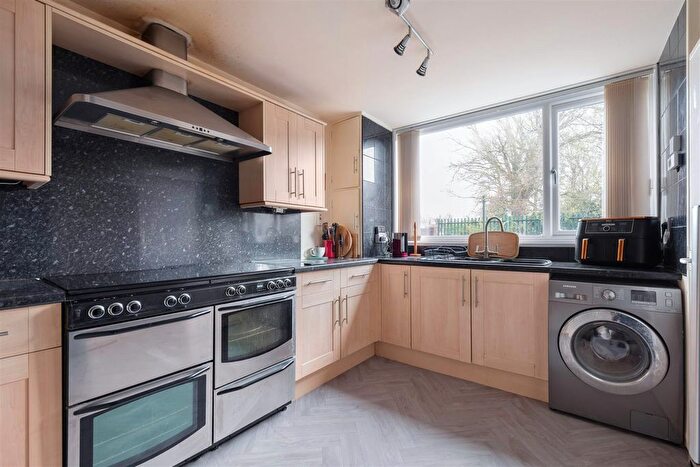 2 Bedroom Maisonette For Sale In Lowedges Road, S8