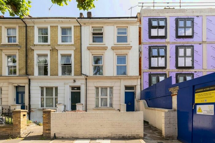 2 Bedroom Flat To Rent In Bamborough Gardens, London, W12