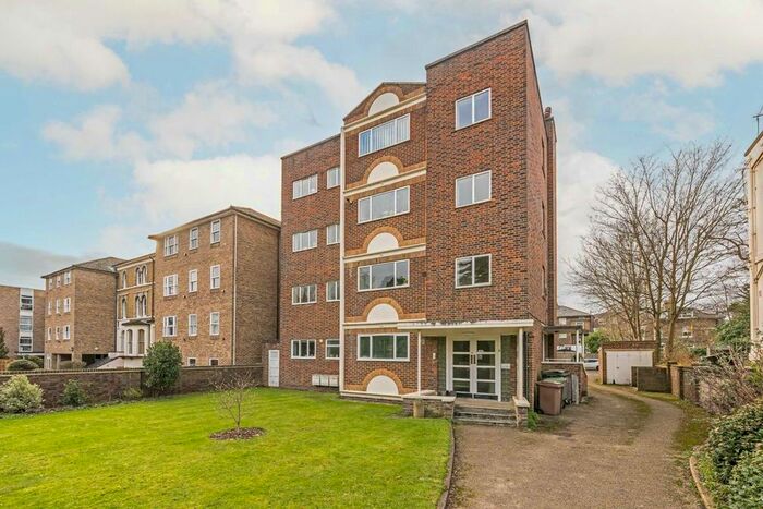 3 Bedroom Flat To Rent In The Avenue, Berrylands, Surbiton, KT5