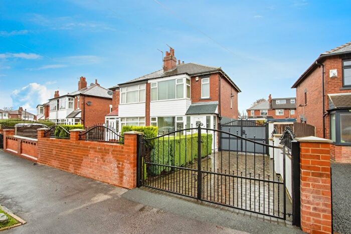 3 Bedroom Semi Detached House For Sale In The Oval, Leeds, LS14