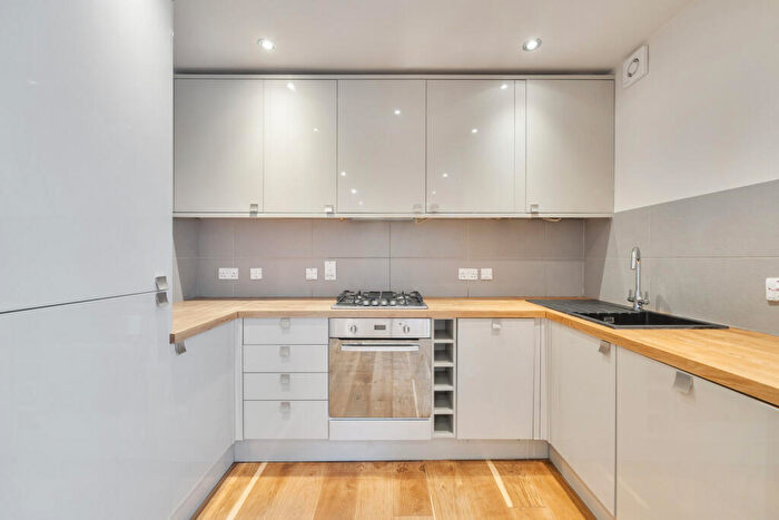 2 Bedroom Apartment For Sale In Whateley Road, London, SE22