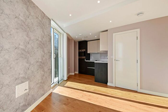 Apartment To Rent In Pinnacle Apartments, Saffron Central Square, Croydon, CR0