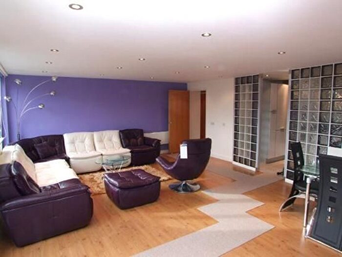 3 Bedroom Flat To Rent In Hanworth Road, Hounslow, TW3