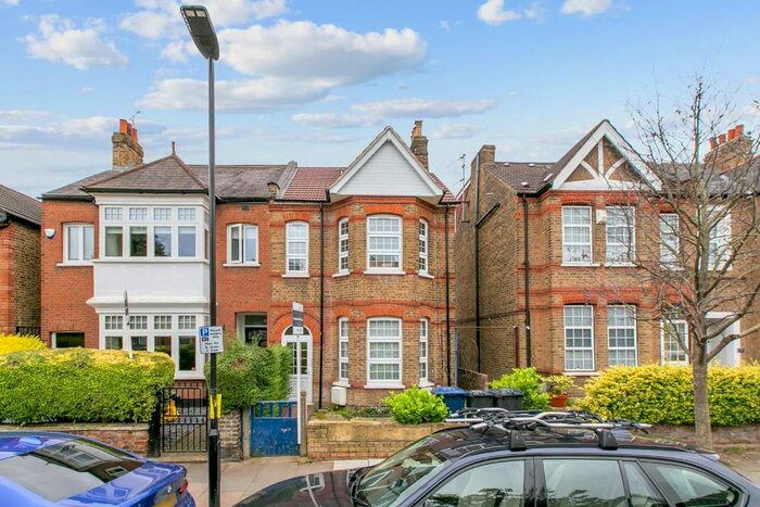3 Bedroom Flat To Rent In Regina Road, London, W13