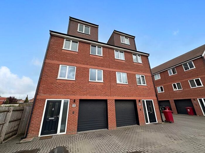 5 Bedroom Semi-Detached House To Rent In Tenby Court, Chalvey Grove, Slough, SL1