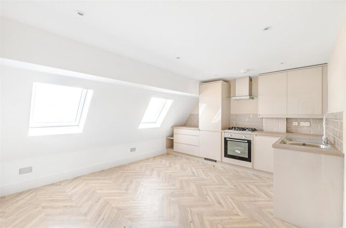 2 Bedroom Flat To Rent In Bellfield Road, High Wycombe, HP13