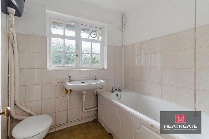2 Bedroom Flat For Sale In Lyttelton Road, London, N2